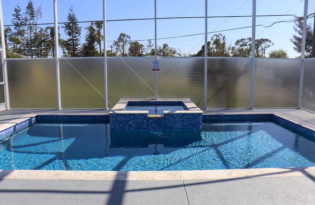 HOT TUB, HEATED POOL AND WALKING DISTANCE TO MINERAL SPRINGS