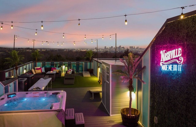 Hot Tub in Downtown! Stunning Design & Features