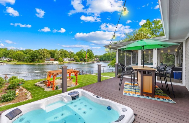 Hot Tub, Kayaks, Lakefront, Firepit, 5-Star Views!