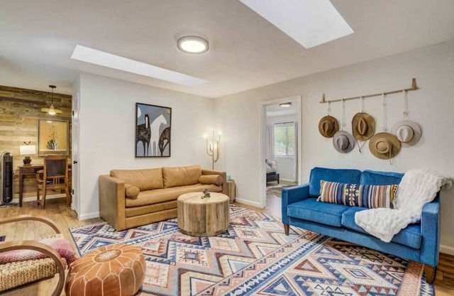 Hot Tub - King Suite - Mountains - Private Yard