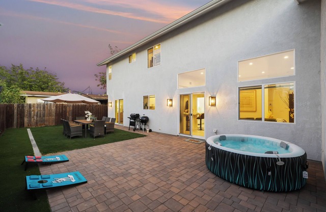 Hot Tub, King Bed, 3-BR/2.5-Bath w Yard, Parking