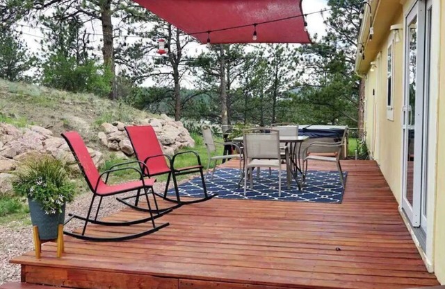 Hot Tub, Large Kitchen, Stunning Views & Hiking Trails Nearby