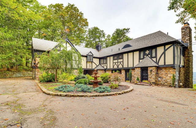 Hot Tub & Mtn Views: Expansive Hazleton Retreat