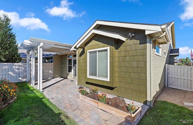 Hot tub, Pet Lovers, 3-bdrm 2 bath, Game Room, Gym, Central Location