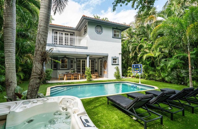 Hot tub, Pool, Lush Backyard, Outdoor Dining w/BBQ Versace Villa in Miami Shores