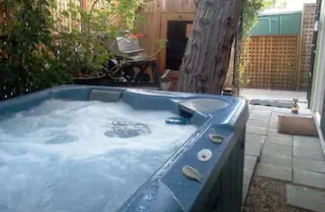 Hot Tub/Sauna/Jacuzzi/Pets/Electric Fireplace/15 Min to Golden Gate Bridge