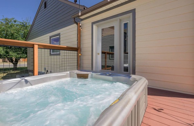 Hot Tub Season! Game room, dog friendly