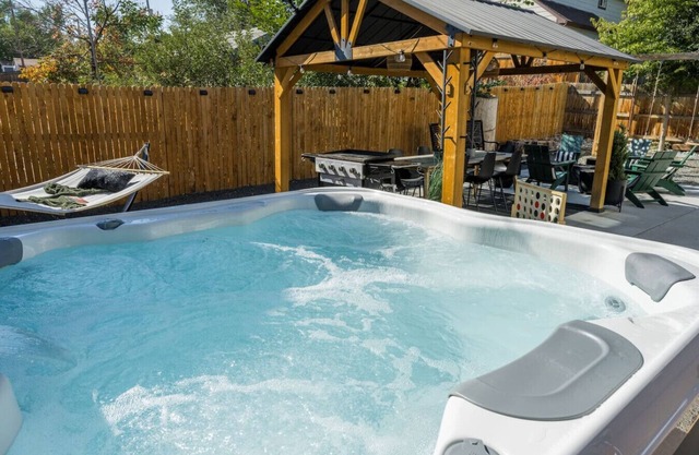 Hot Tub, Sleeps 14, 7 Bedrooms, Game Rooms
