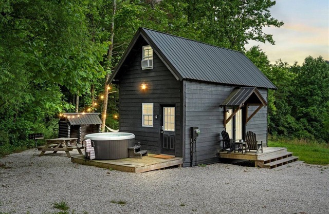 Hot Tub! Tiny Cabin Retreat near RRG