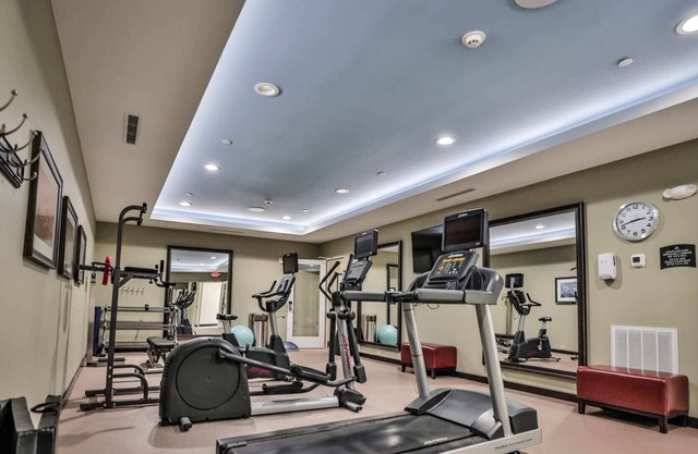 Hotel Room/Kitchen/Washer/Dryer/Gym/Free parking