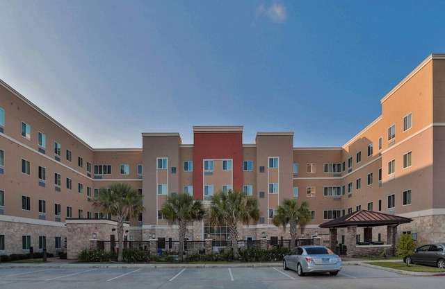 Hotel Room/Kitchen/Washer/Dryer/Gym/Free parking