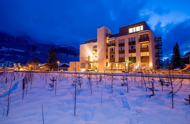 Hotel Sherlock Holmes & Khana Restaurant 200 m Gondola to Hasliberg Ski