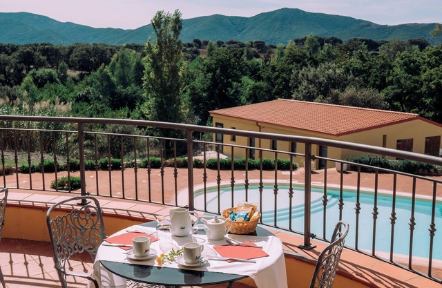 Hotel with swimming pool in Arbus