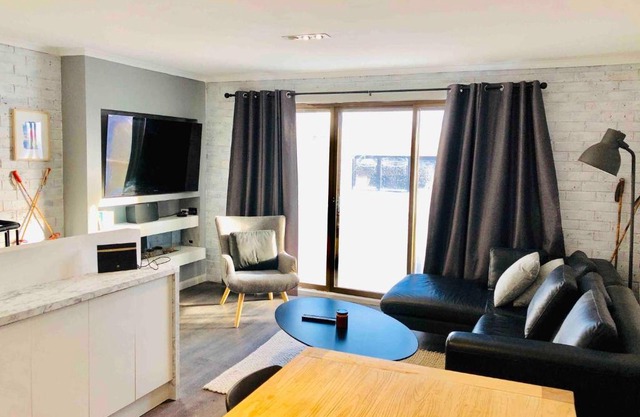 Hotham 3 Bedroom Apt - 24 Lawlers