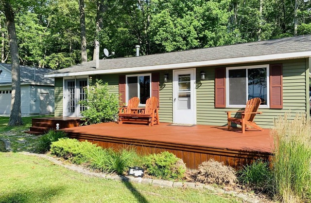 Houghton Hideaway with lake access and views
