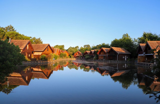Hourtin Port, wooden house at the edge of the water, for 6 people