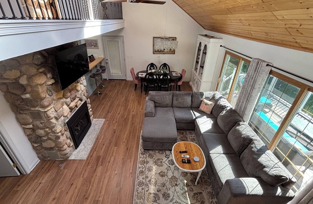 House - 1 minute to Alpine Valley Ski Hill. 5 acres with fireplace