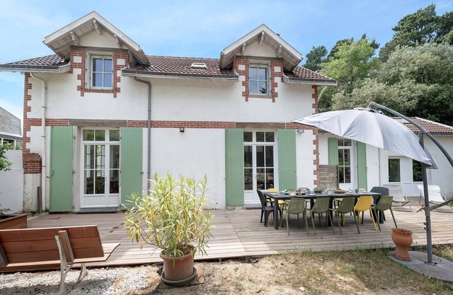 house 200m from the sea, 10 ad. 2 children