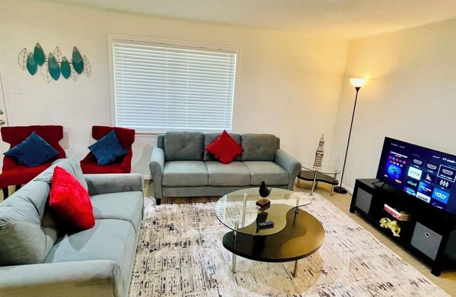 House 3-Bedroom 2-Baths with FREE Parking, Washer & Dryer, AC, WiFi
