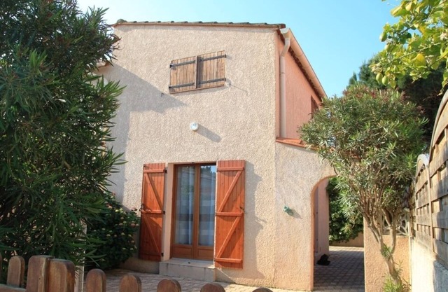 HOUSE 3 FACES 4 PEOPLE SAINTE MARIE LA MER 500m FROM THE BEACH