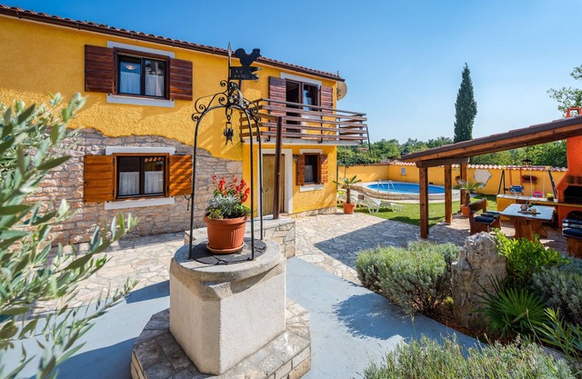 House 585/1417 (Istria - Mali Vareški), 3000m from the beach