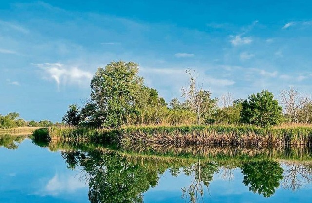 House Cal Sabater - In the heart of the village, nice view of the river, large public parking in front, A/C, Wi-fi.