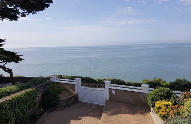 House Facing Sea, Full South, 10 People