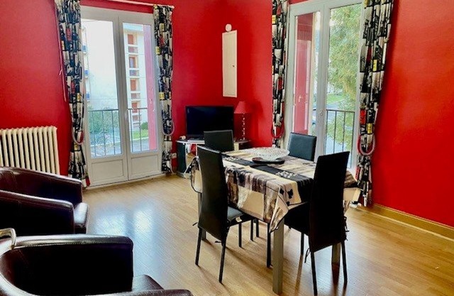 House with Garden, BBQ, and Two Apartments Near Shops and Spa