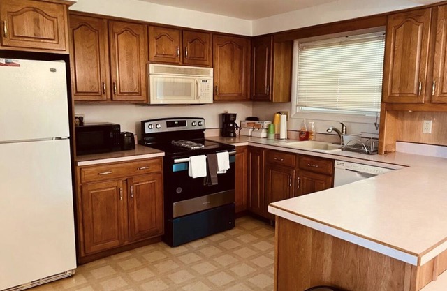 House in a very quiet and safe neighborhood. Very close to stores &gas stations.