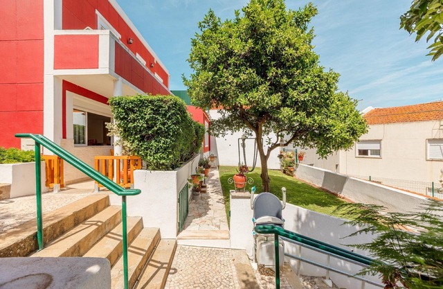 House in Algés with Common Pool