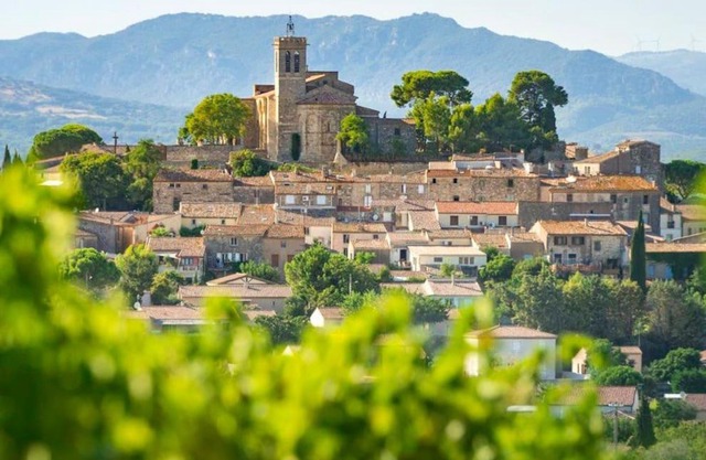 House in idyllic village between vineyards and sea