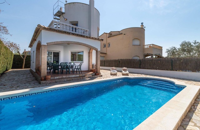 House La Barca - air conditioning, wi-fi, barbecue, garage, private pool, 200 m from the beach