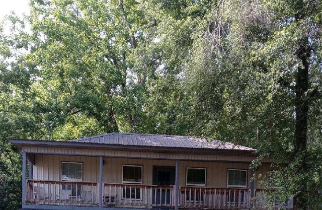 House located on Larto Lake! 200 yards from the water. private boatslip on dock