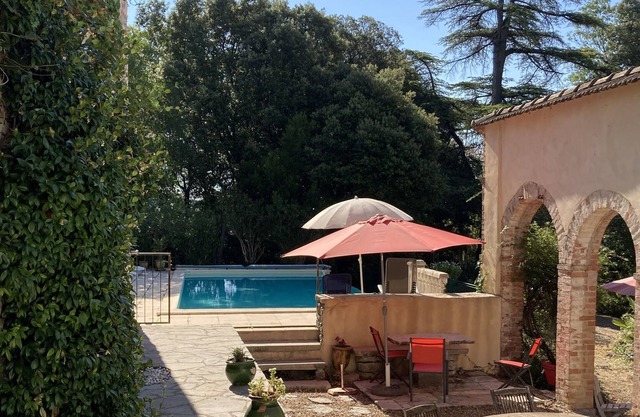 House of character: swimming pool, garden, authenticity