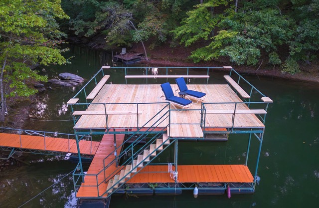 House on Lake Lanier with Dock and King Bd,10min from restaurantsn