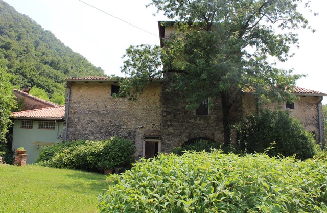 House on three floors in a medieval court in Verona