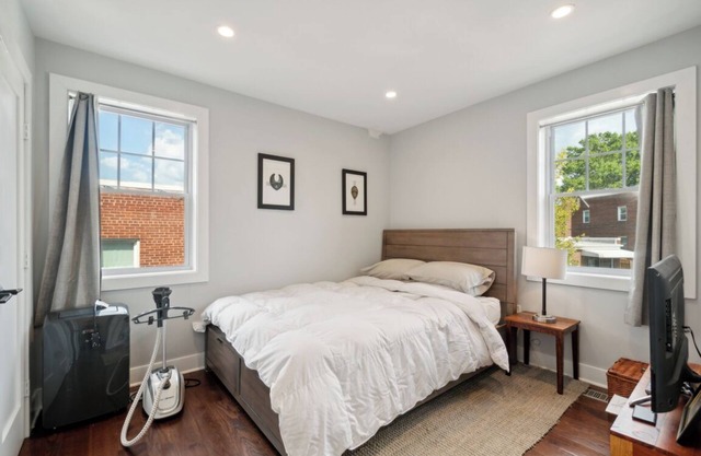 House Share: Charming 1-bedroom in a house share with 1 person in Washington