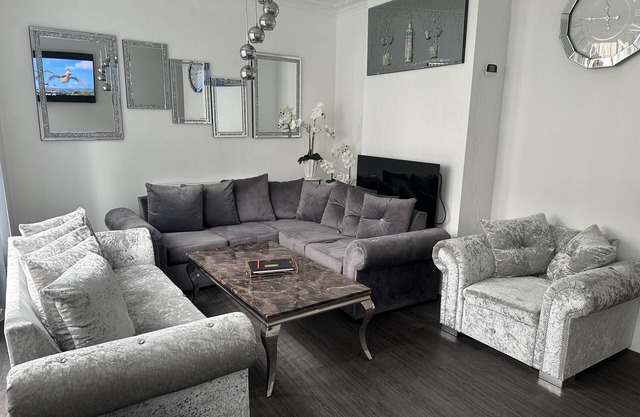 House - Sleeps 6 - Garden - Seaside - Pet Friendly