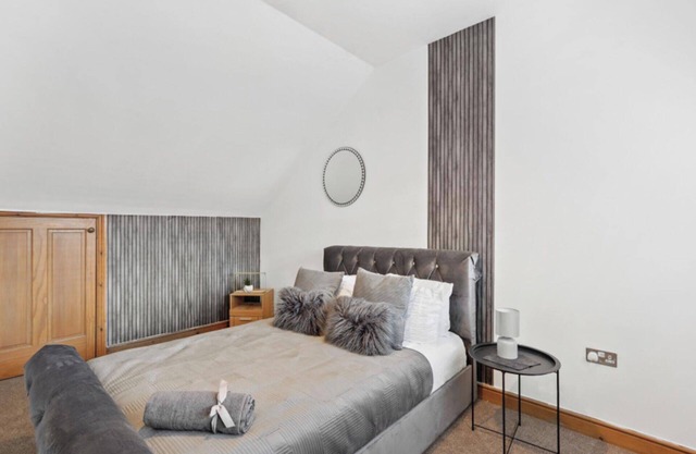 House - Sleeps 8 - Hot tub - Parking - Garden