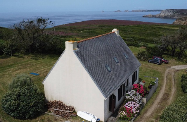 House sleeps 9. Spectacular sea views. 300yds sandy beach. Large garden. WiFi.