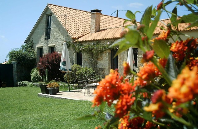 HOUSE TWO LARANXOS, TRADITIONAL VACATIONAL HOUSE, RESTORED IN SANXENXO 6 + 2 PAX