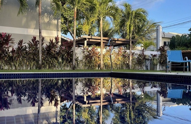 HOUSE W/RESORT SERVICE, 2 MIN WALK TO THE BEACH, POOL, AC, WIFI, MAID