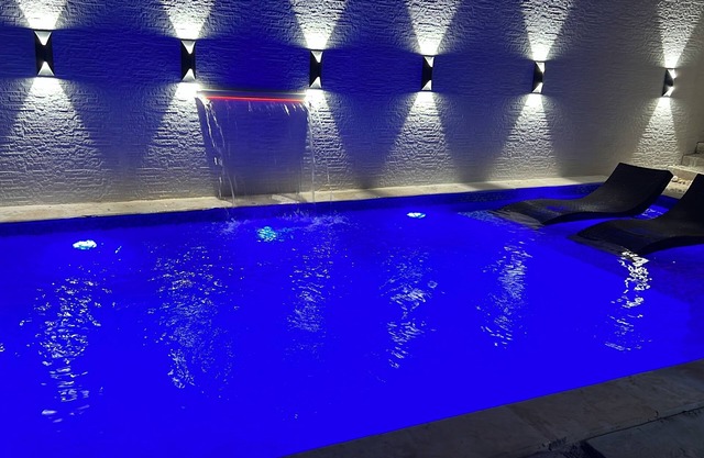 house whit pool and jacuzzi