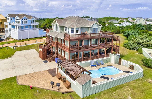 House with central AC, private Pool, washer/dryer, & pool table