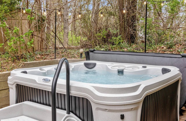 House with Cottage in quaint Brewster, Central to Cape Attractions and Beaches