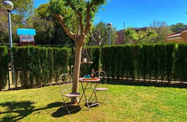 House with private garden, BBQ and community pool