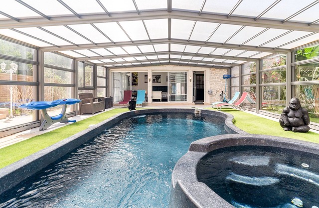 House with heated swimming pool and jacuzzi “La castagne”