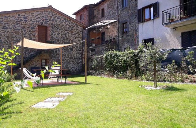 House with Garden and Pool, within walking distance to Town