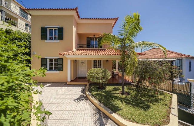 House with garden and great view, Vila Boa Vista