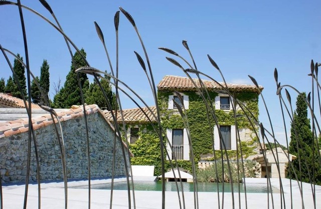HOUSE with infinity pool, view of dentelles de Montmirail